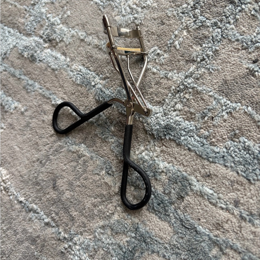 COVERGIRL Silver and Black Eyelash Curler
